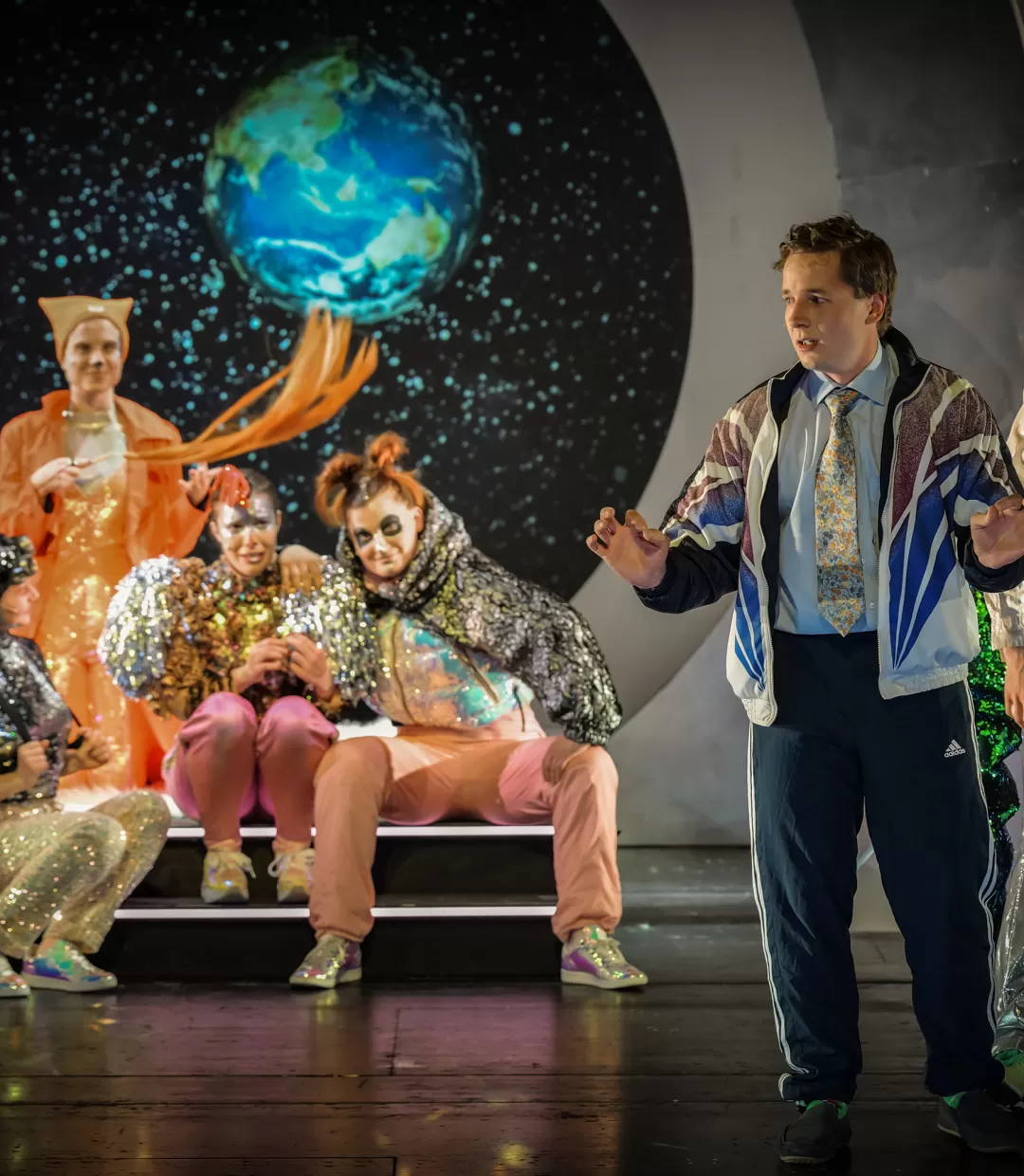 Mehrere als Tiere verkleidete Personen und ein Mensch.