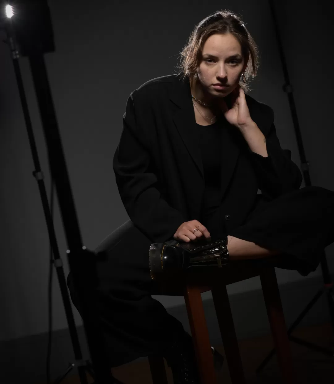 Hannah Lindner sitzt auf einem Stuhl vor schwarzem Hintergrund