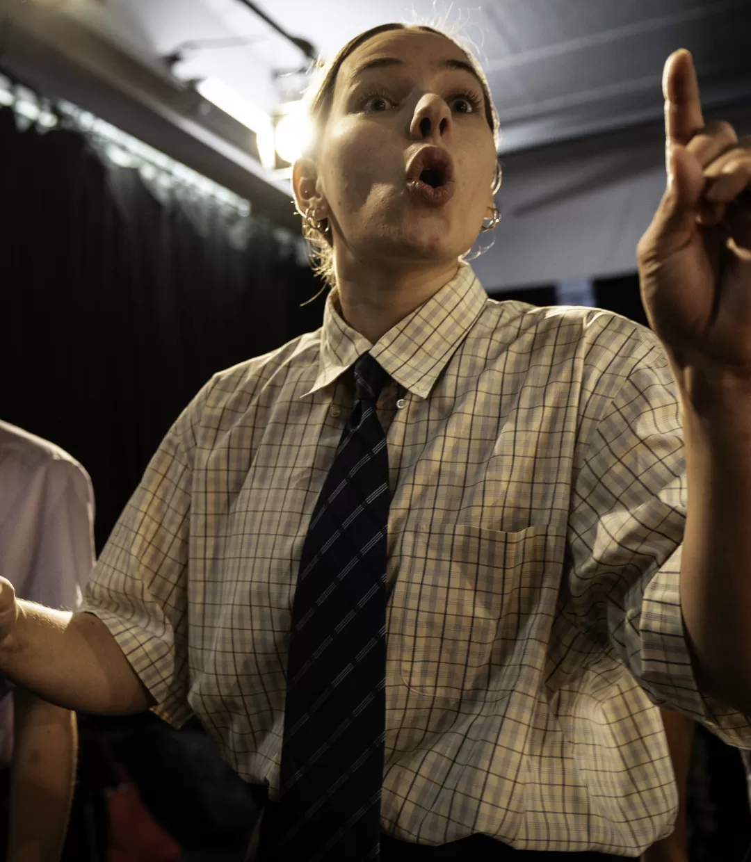 Hannah Lindner mit erhobenem Zeigefinger