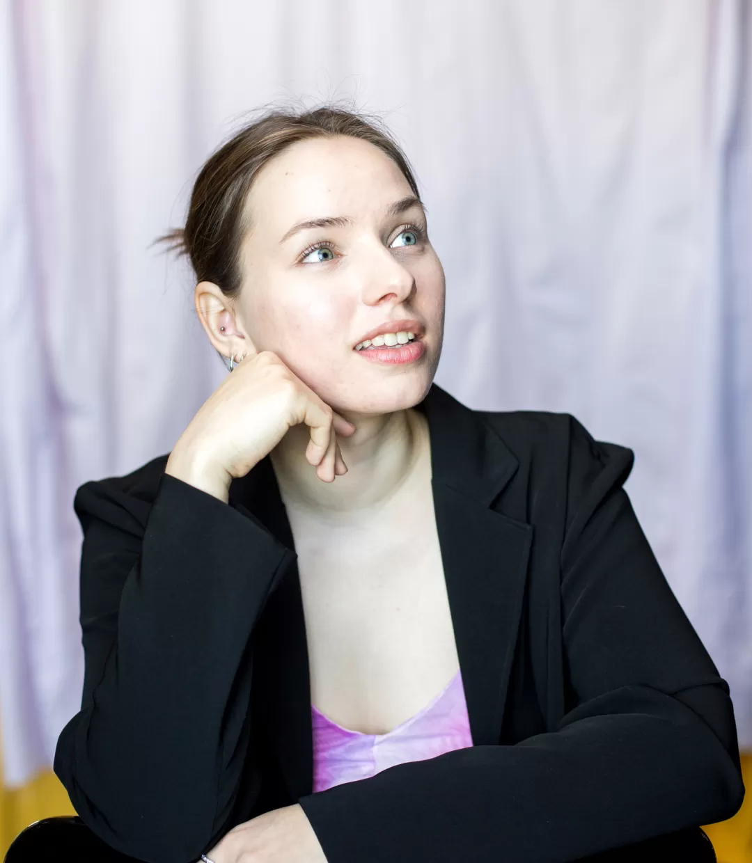 Hannah Lindner vor einem hellen Hintergrund