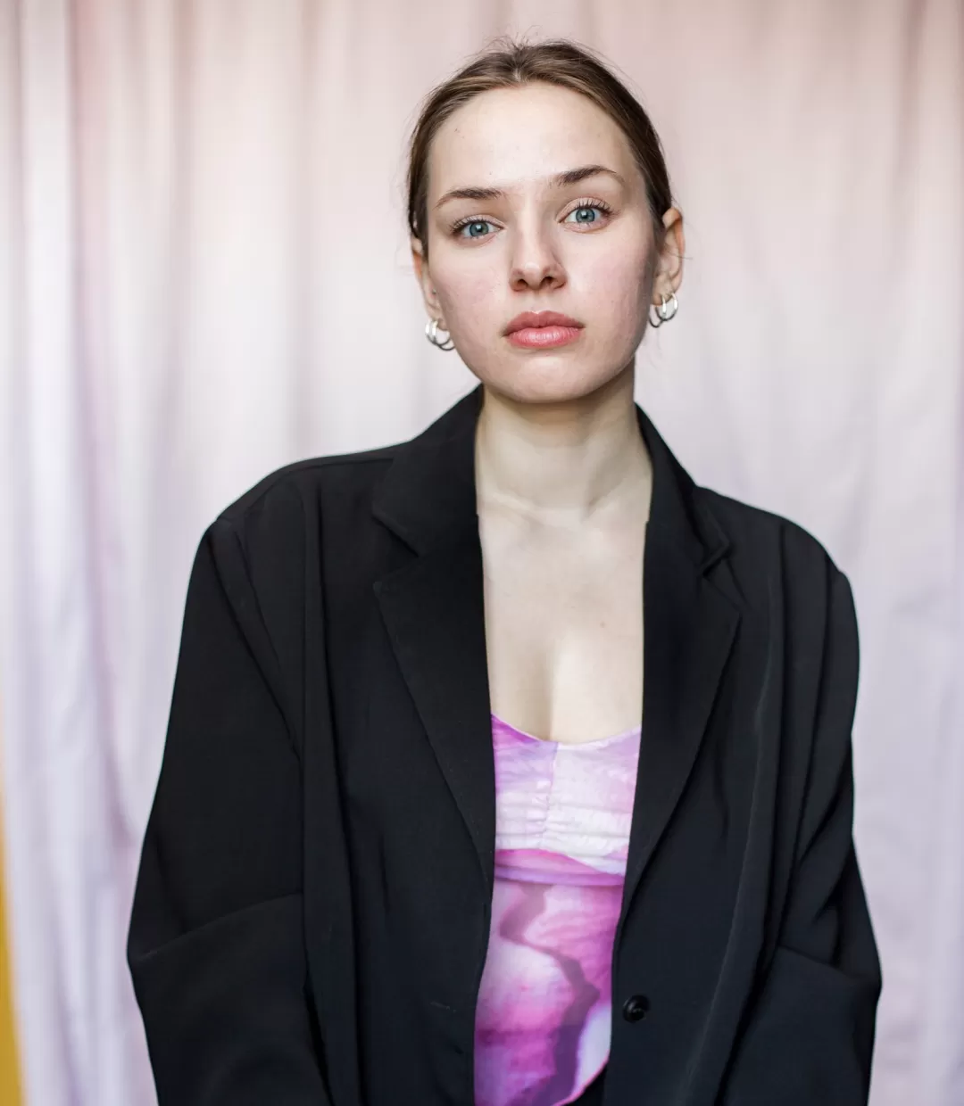 Hannah Lindner halbnah vor hellem Hintergrund