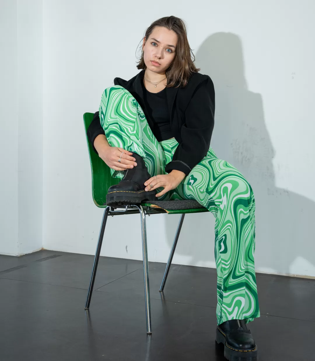 Hannah Lindner sitzt auf einem Stuhl