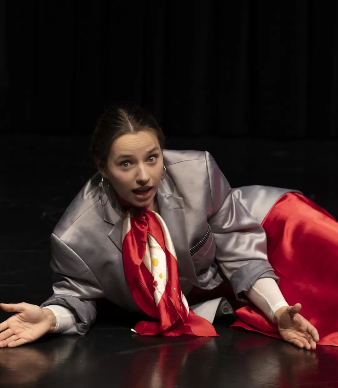 Hannah Lindner liegt auf dem Boden