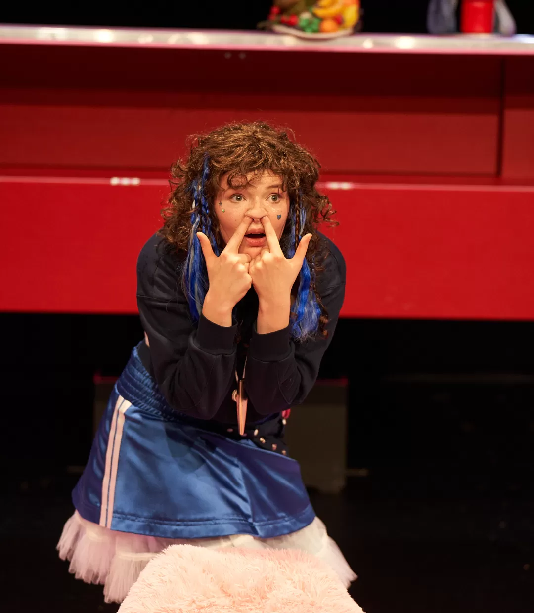 Mädchen steckt die beide Zeigefinger in die Nase