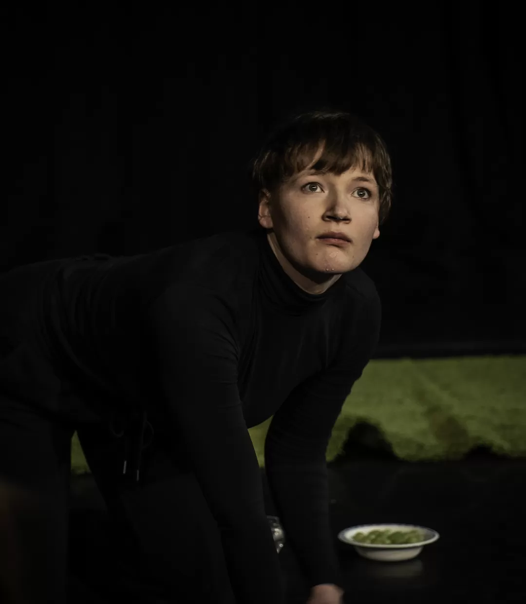 menschliche Katze schaut bedürftig nach oben