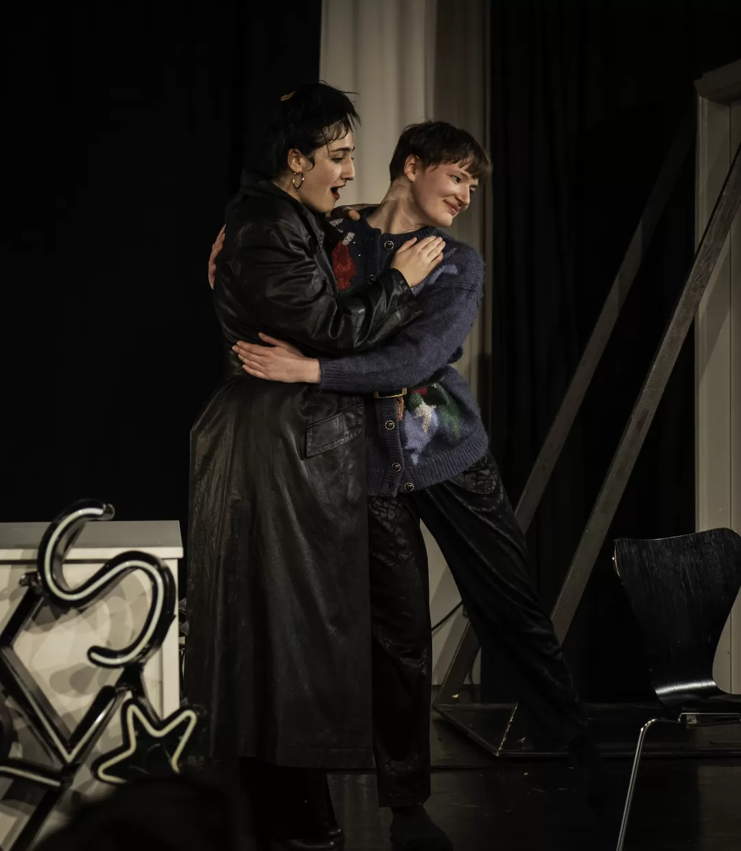 Umarmung mit Tanzschritt