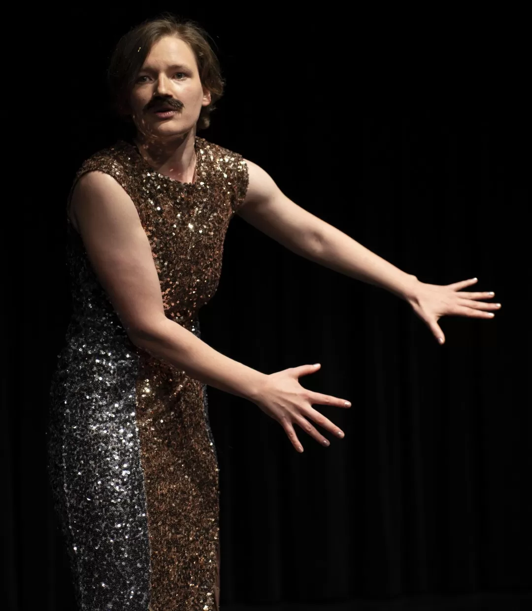 person in glitzerkleid und bart