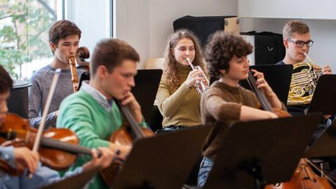 Fünf Studierende der Young Academy musizieren in einer Ensembleprobe.