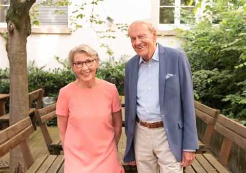 Hildegard und Günter Prack im Mensahof der HfMDK Frankfurt