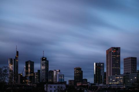 Hochhäuser der Frankfurter Skyline in der Morgendämmerung