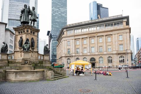 Zwei Musikerinnnen sitzen unter einem gelben Pavillon am Roßmarkt, davor auf dem Boden sitzen mehrere Kinder.
