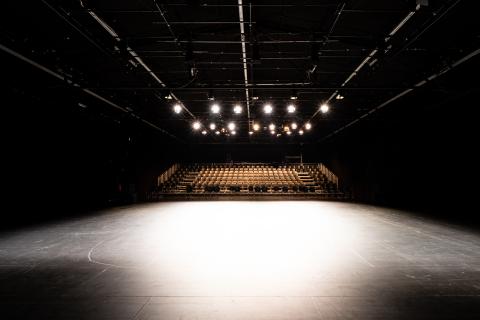 Leere Bühne der Halle 1 im Frankfurt LAB im Scheinwerferlicht, Blick auf die Sitze für das Publikum.