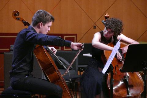 Zwei Jungstudierende (Cello) spielen beim Eröffnungskonzert der Young Academy