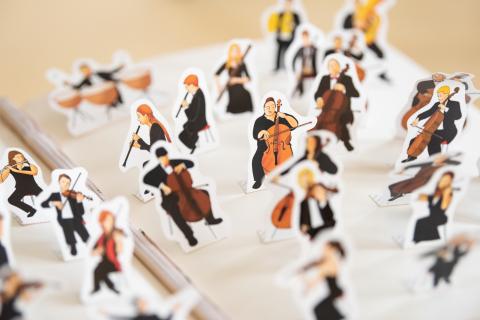 Ein Orchester aus Pappfiguren