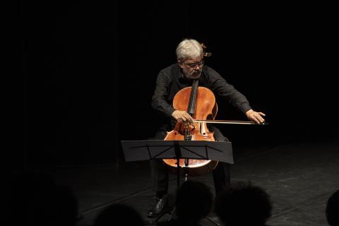 Prof. Lucas Fels spielt Violoncello
