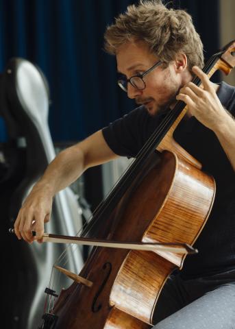 Ein Cellist in der Kammermusikprobe