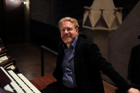 Organist Prof. Carsten Wiebusch an der Orgel