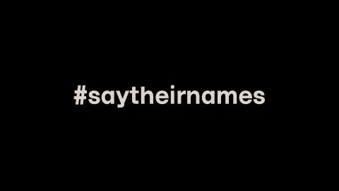 Eine schwarze Fläche, darauf geschrieben der Hashtag Say their names.