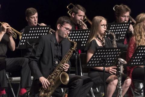 Saxophonist*innen, Posaunist*innen und Trompeter beim Konzert der HfMDK Concert Jazzband