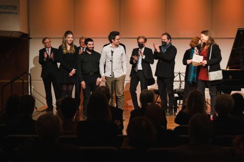 Das Trio Orelon bei der Preisverleihung des Schumann-Kammermusikpreises 2022 auf der Bühne mit der Jury.