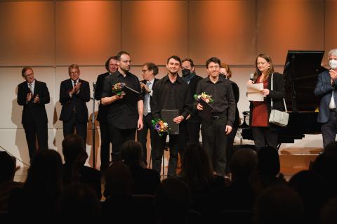 Das Trio Delyria bei der Preisverleihung des Schumann-Kammermusikpreises 2022 auf der Bühne mit der Jury.
