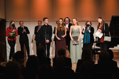Das Amelio Trio bei der Verleihung des Schumann-Kammermusikpreises 2022 auf der Bühne mit der Jury.
