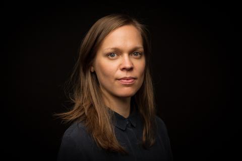 Porträt von Hendrika Entzian vor einem schwarzen Hintergrund.