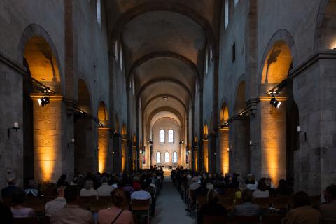 Kirchenschiff der Basilika des Kloster Eberbach mit Publikum während eines Konzerts der HfMDK Frankfurt.