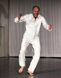 Sten Rudstrom ist weiß bekleidet und bewegst sich im Raum.