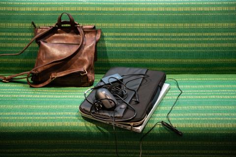 Tasche, Laptoptasche und Laptop mit Maus und Ladekabel