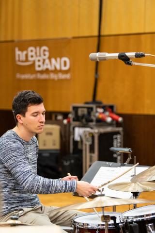 Schlagzeugstudent am Instrument im Studio der hr-Bigband