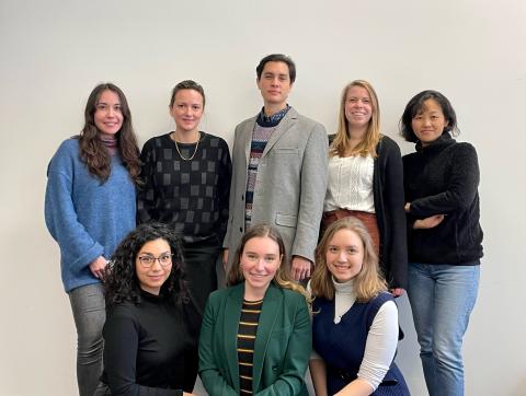 Gruppenfoto der 8 Studierenden im Jahrgang 2024 des Studiengangs Theater- und Orchestermanagement der HfMDK Frankfurt.