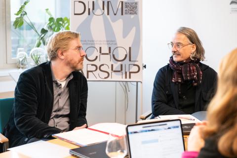 Sitzung des HfMDK-Präsidiums an einem runden Tisch, im Bild: Die Vizepräsidenten Prof. Carsten Wiebusch und Prof. Ingo Diehl