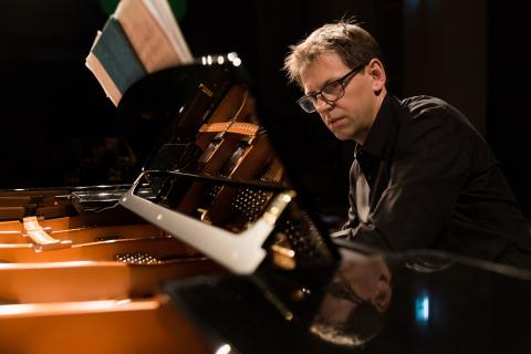 Florian Hölscher am Konzertflügel