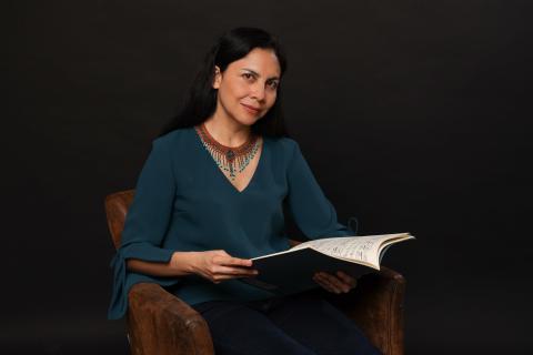 Natalia Avella-Ramirez, Porträt sitzend