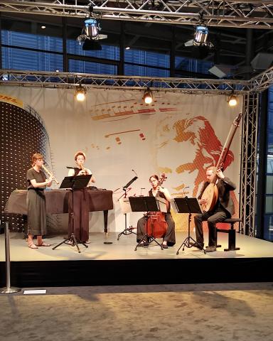 Vier Musiker*innen mit historischen Instrumenten auf der Bühne des Beethovenfests