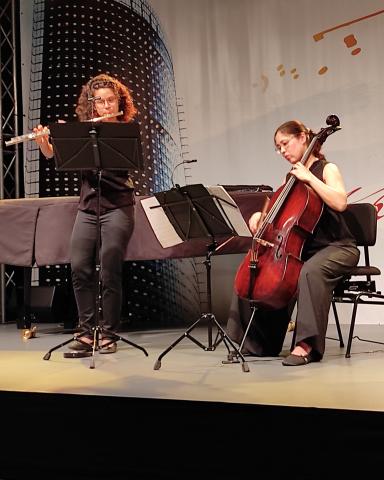 Querflötistin und Cellistin auf der Bühne beim Beethovenfest