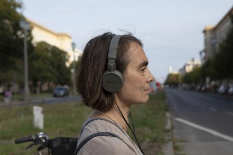 Frau mit Kopfhören im Profil