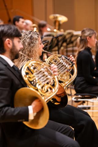 Ein Hornist und eine Hornistin beim Orchesterkonzert im hr-Sendesaal