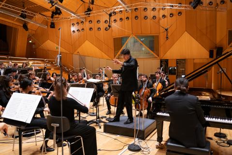 Michael Sanderling dirigiert das Orchester beim Konzert im hr-Sendesaal