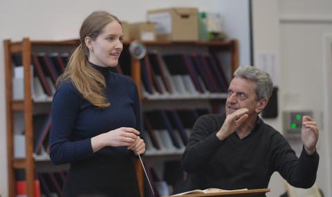Prof. Johannes Schlaefli unterrichtet eine Studentin im Dirigieren.