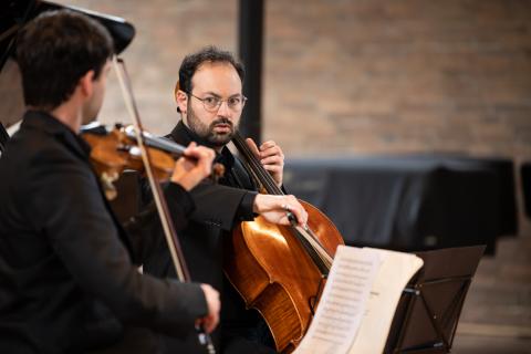 Cellist im Kammermusikensemble blickt zu seinem Mitmusiker