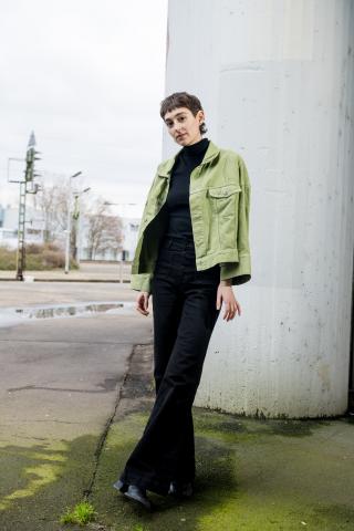 Frau mit Grüner Jacke