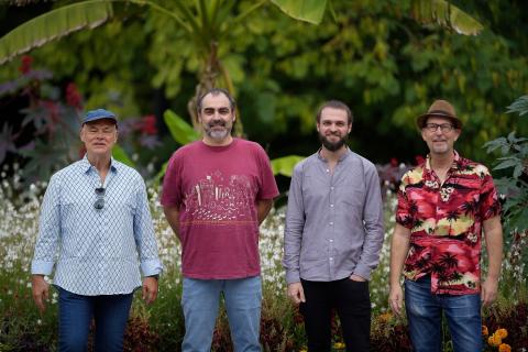 Die vier Musiker der Christoph Spendel Group stehen in einem Garten