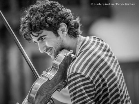 Hrayr Atshemyan spielt Geige