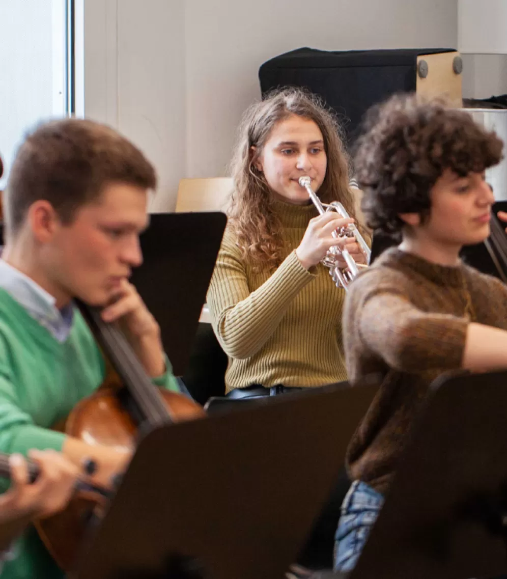 Fünf Studierende der Young Academy musizieren in einer Ensembleprobe.