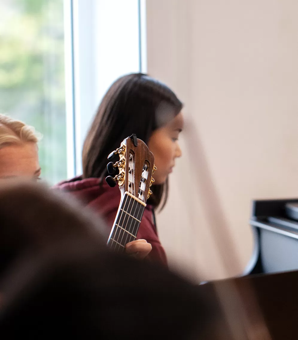 Probe der Young Academy, im Bild-Fokus steht eine Gitarre.