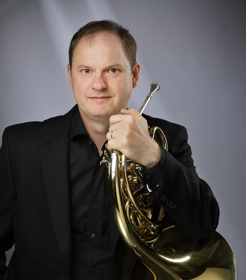 Porträt von Esa Tapani mit Horn