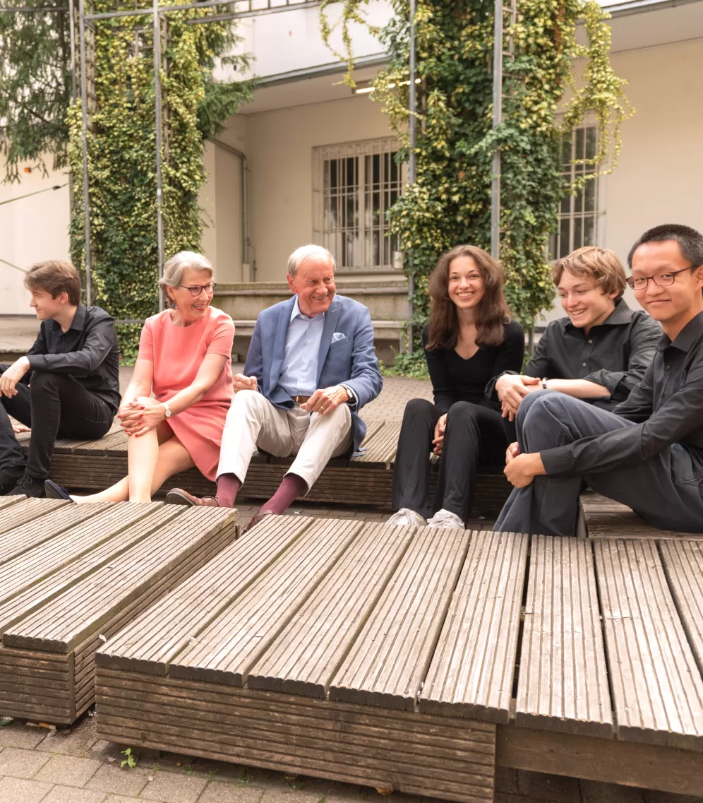 Hildegard und Günter Prack im Gespräch mit Jungstudierenden der Young Academy