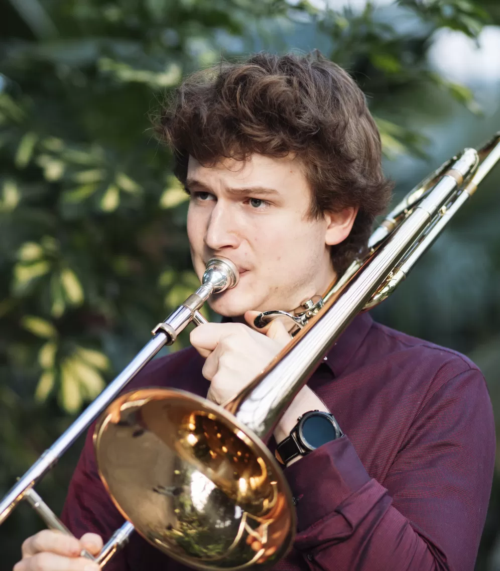 Konstantin Kappe spielt im Gewächshaus des Palmengartens Posaune